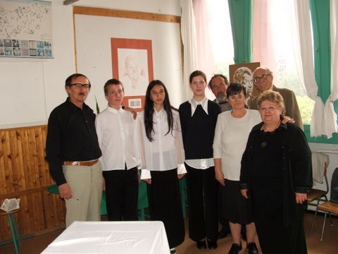 Kerék Imre költő háromfai diákok között (a képen hátul Papp Árpád költő és Szirmay Endre költő látható)
